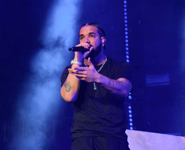 Image for article titled The Sad, Eerie Reason This Picture of Drake on Tour is Going Viral