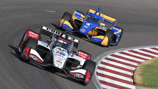 Una foto de un coche de carreras Rahal Letterman Lanigan en la pista. 