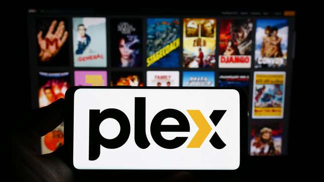 Une personne tenant un téléphone exécutant Plex