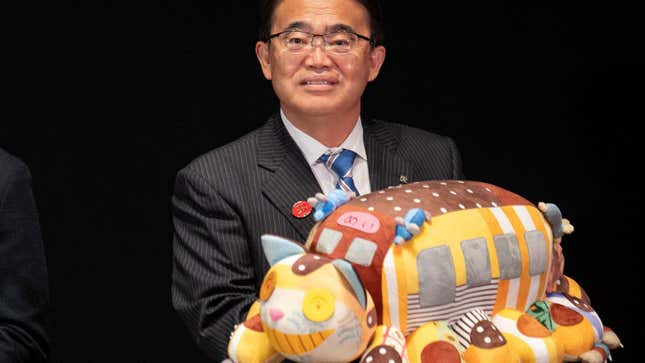 Governor Hideaki ?mura holding a catbus