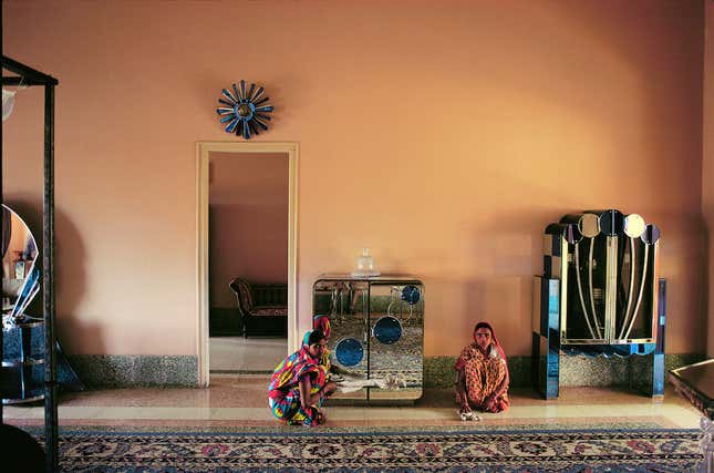 Raghubir Singh. Employees, Morvi Palace, Gujarat, 1982.