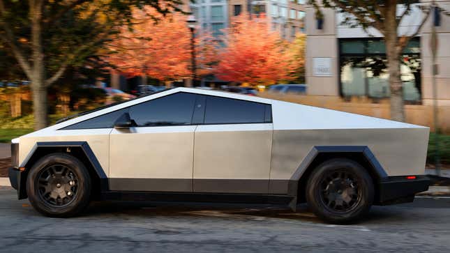  Die Sonne geht über einem Tesla Cybertruck auf, während er am 31. Oktober 2024 in Weehawken, New Jersey neben dem Hudson River fährt.