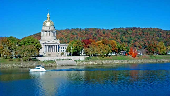 Le magnifique bâtiment du Capitole à Charleston, en Virginie occidentale, vu de l’autre côté de la rivière Kanawha. Prise à l’automne, cette photo montre les collines colorées. derrière le Capitole.