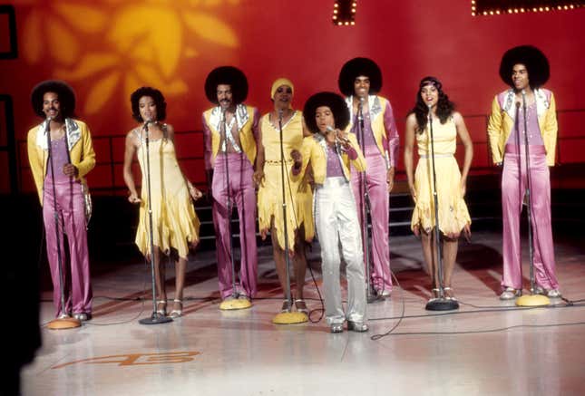 LOS ANGELES, KALIFORNIEN - 10. JULI: Die R and B Gruppe The Sylvers tritt am 10. Juli 1976 im American Bandstand in Los Angeles, Kalifornien auf. 