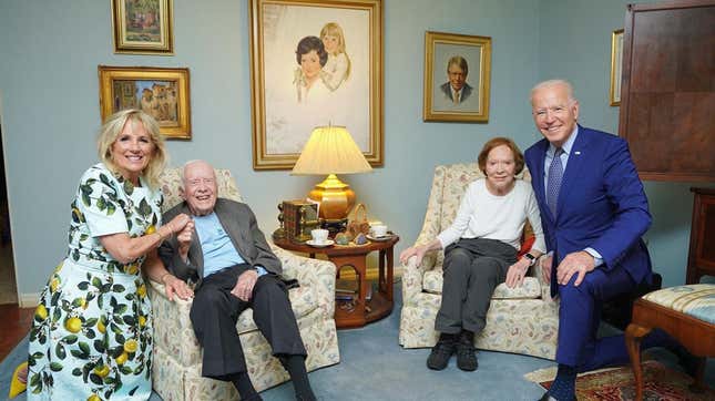Image for article titled Who Is Big and Who Is Small in This Photo?