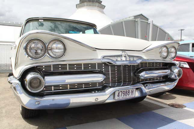 Un Dodge Coronet blanco de 1959 de frente mostrando su expresivo rostro