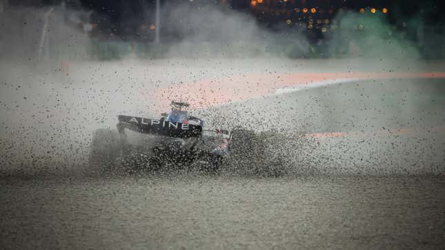 Una foto de Esteban Ocon estrellándose en Bahrein. 