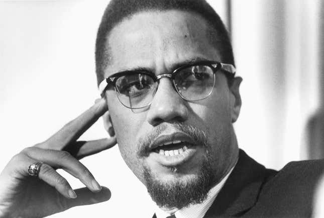 Malcolm X  (geboren als Malcolm Little auch bekannt als El-Hajj Malik El-Shabazz) posiert am 16. Februar 1965 in Rochester, New York für ein Foto.