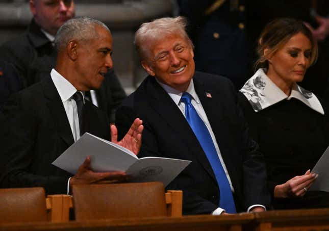 Imagen para el artículo titulado Un lector de labios descifra lo que Trump y Obama discutieron en el funeral del presidente Carter, Internet arrastra al esposo de una senadora republicana que faltó el respeto a la vicepresidenta Harris, Trump planea cambiar el nombre del Golfo de México, los negros estadounidenses reaccionan a la sentencia del caso “Hush Money” de Trump y más