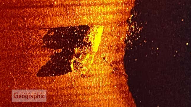 Imagem de sonar de varredura lateral do navio Quest, em pé no fundo do mar.