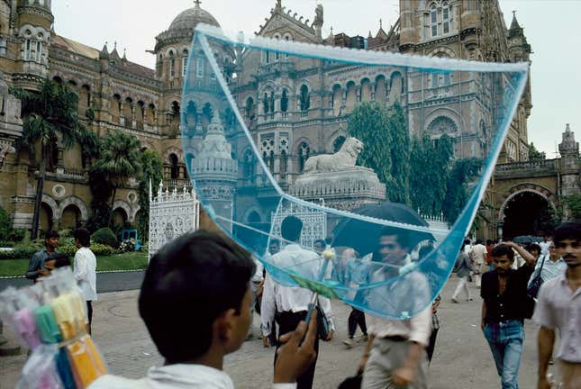 Raghubir Singh. Victoria Terminus, Bombay, Maharashtra, 1991.
