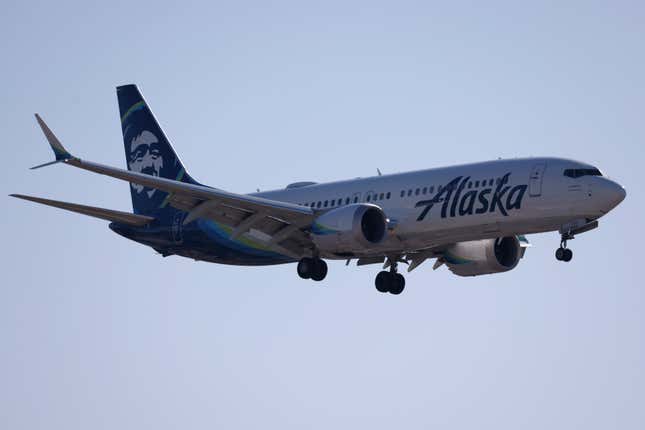 Ein Flugzeug der Alaska Airlines