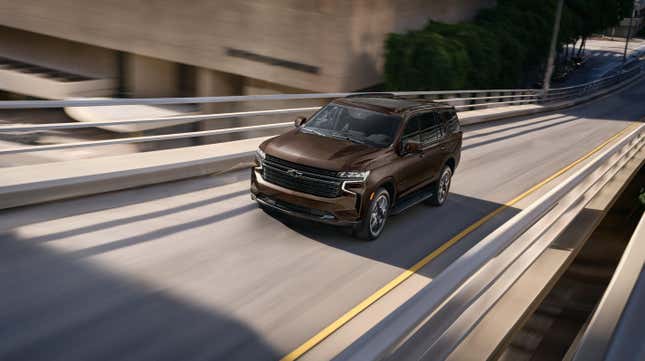 Un Chevrolet Tahoe marron roulant sur une route