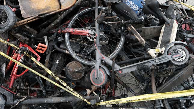 Una foto de los restos quemados de bicicletas y scooters eléctricos. 