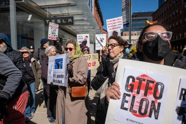 Manifestantes se reúnen afuera de un concesionario de Tesla en Manhattan para protestar contra el CEO de Tesla, Elon Musk, el 8 de marzo de 2025, en la ciudad de Nueva York.