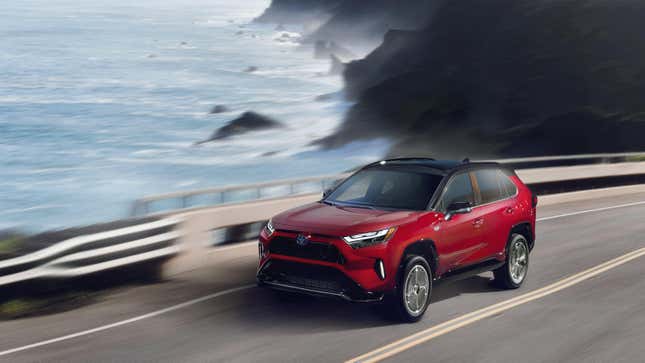 Un RAV4 Prime rouge roulant au bord de l’océan 