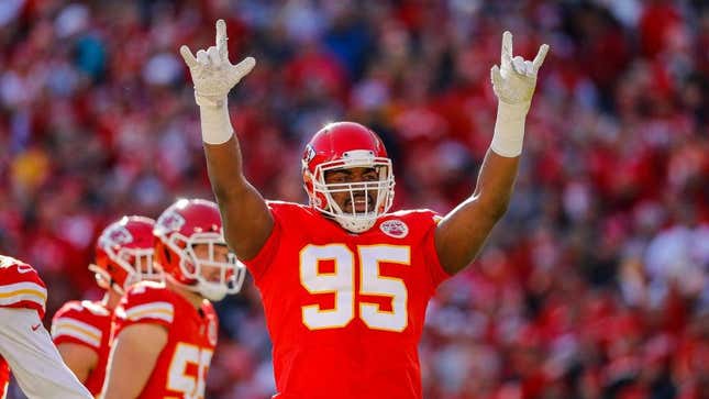 Image for article titled Please enjoy this footage of a Chiefs player downing a beer with fans