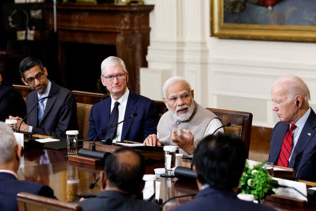 Tech-CEOs, darunter Apple-Chef Tim Cook, trafen sich am 23. Juni 2023 mit dem indischen Premierminister Narendra Modi im Weißen Haus, um über Innovation und künstliche Intelligenz zu sprechen. 