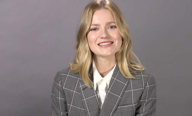 Hadley Robinson says George Clooney made everyone feel chill on <i>The Boys In The Boat</i>