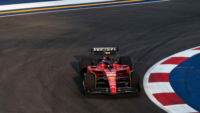 Una foto de un Ferrari F1 corriendo en el Gran Premio de Singapur. 