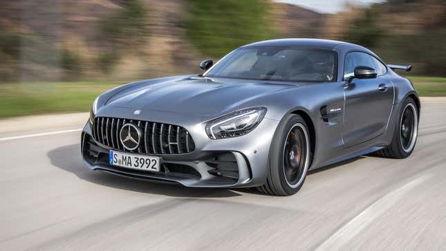 Ein grauer AMG GT fährt um eine Kurve