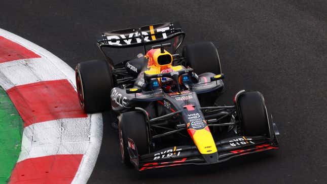 Una foto de Max Verstappen conduciendo su coche Red Bull F1. 