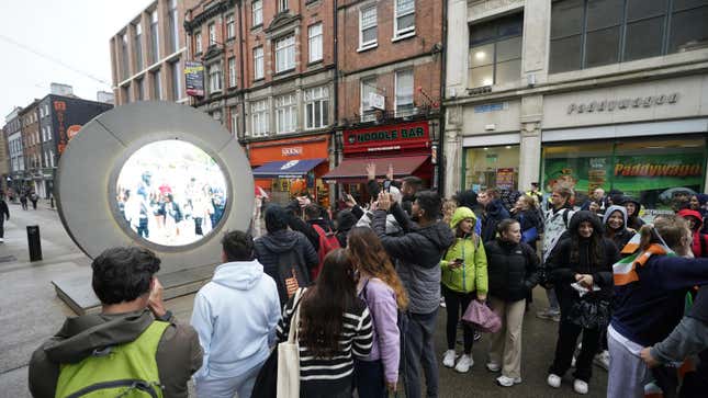 Image for article titled An artist put up a livestream &#39;portal&#39; connecting New York and Dublin and of course people ruined it