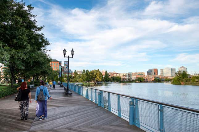 Der Flussspaziergang im Sommer in Wilmington, Delaware. 