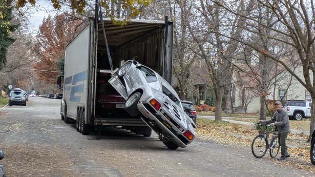 Ein Foto eines Lamborghini, der aus dem Heck eines LKWs hängt. 