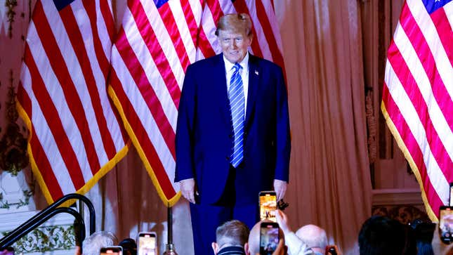 دونالد ترامب خلال حفل مراقبة ليلة الانتخابات يوم الثلاثاء الكبير في نادي مارالاغو في بالم بيتش، فلوريدا، الولايات المتحدة، في 5 مارس 2024.