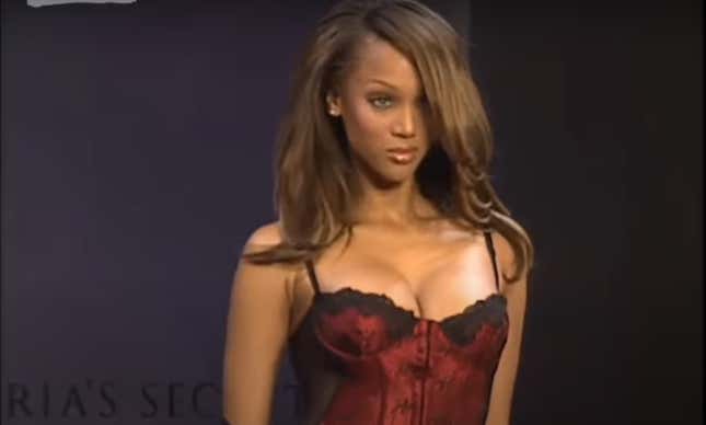 Bild für Artikel mit dem Titel Sie ist zurück! Tyra Banks‘ unvergesslichste Looks bei der Victoria’s Secret Fashion Show