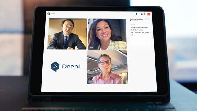 Una reunión virtual con tres personas y el logotipo de DeepL mostrado en una tableta