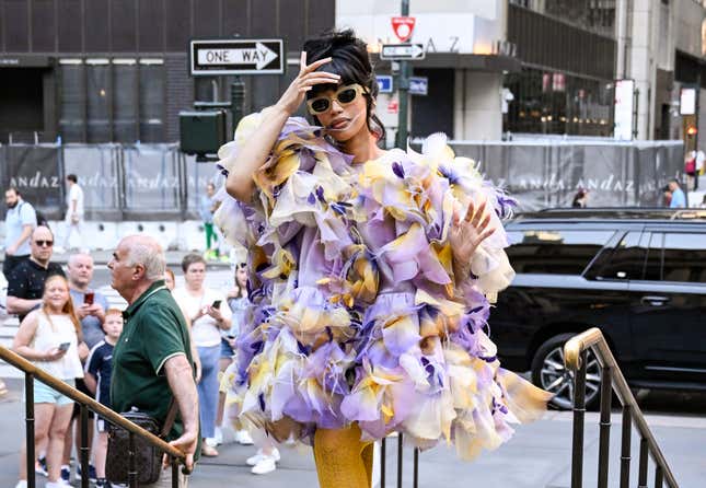 Cardi B est vue portant une tenue transparente à volants de Marc Jacobs à l’extérieur du défilé de Marc Jacobs. 