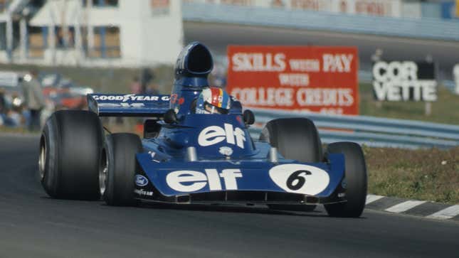 Clasificación para el Gran Premio de EE. UU.: Francois Cevert (6) en acción durante la sesión de pruebas del sábado por la mañana en el hipódromo del Gran Premio de Watkins Glen. Cevert murió después de un accidente fatal en las curvas cuesta arriba.