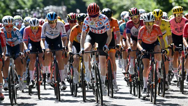 A photo of the peloton in the Tour de France Femmes. 