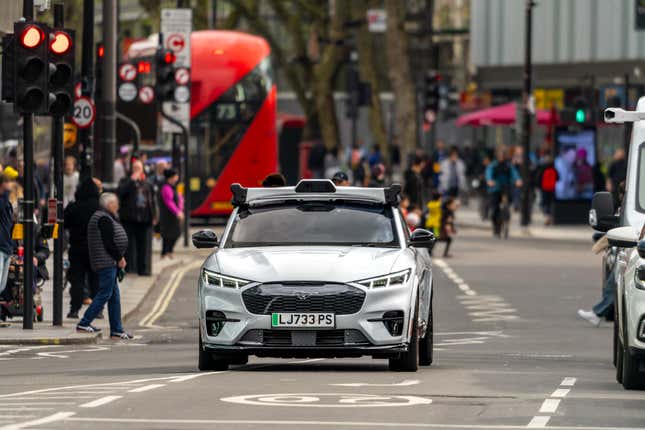 Ein Wayve-Fahrzeug auf den Straßen Großbritanniens