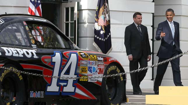 El presidente estadounidense Barack Obama (R) y el campeón de NASCAR Tony Stewart llegan a un evento en el South Lawn, el 17 de abril de 2012 en  la Casa Blanca en Washington, DC.