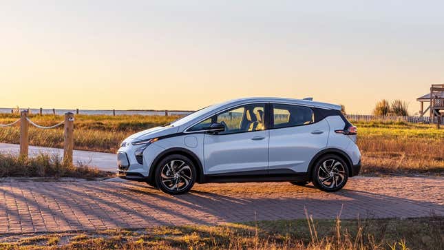 Una foto de un coche eléctrico Chevrolet Bolt. 