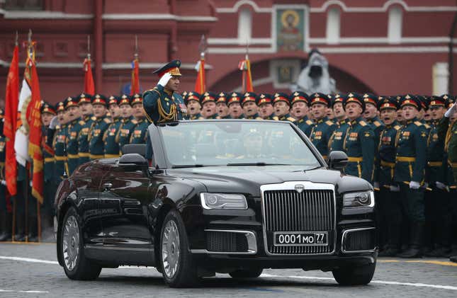 Image for article titled Putin Mocks International Sanctions By Gifting Kim Jong Un A Luxury Limo