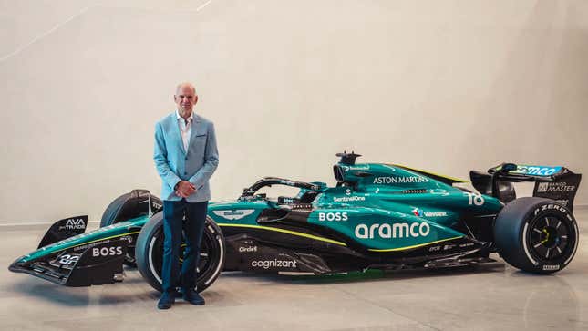 Una foto de Adrian Newey junto a un coche de Fórmula 1 de Aston Martin. 