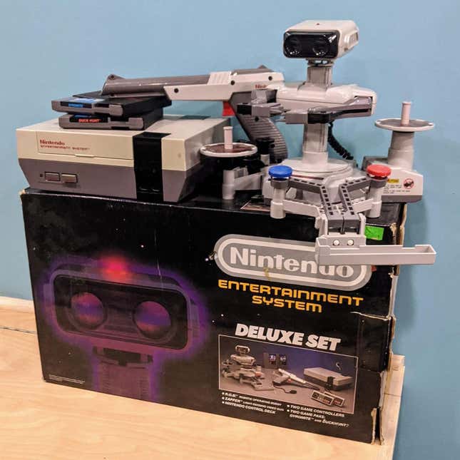 Ein NES-Deluxe-Set mit Originalverpackung und ROB the Robot.