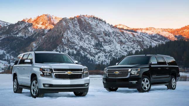 Una foto de dos SUV Chevrolet Tahoe en la nieve. 