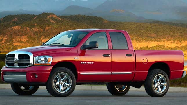 Ein Foto eines roten Dodge Ram 1500-Trucks. 