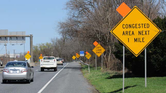 Una foto de señales de obras viales en Estados Unidos. 