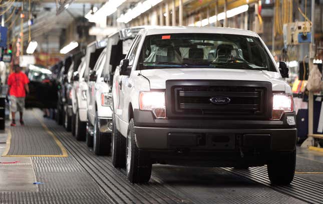 Camions Ford F-150 2014 sur la chaîne de montage à l’usine de camions Ford de Dearborn en 2013. 