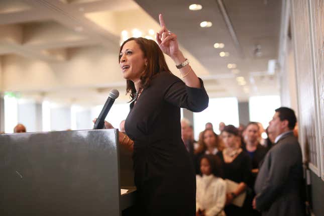 La procureure générale de Californie, Kamala Harris, s’adresse à ses partisans lors d’un rassemblement à Los Angeles, en Californie, le dimanche 11 janvier 2015