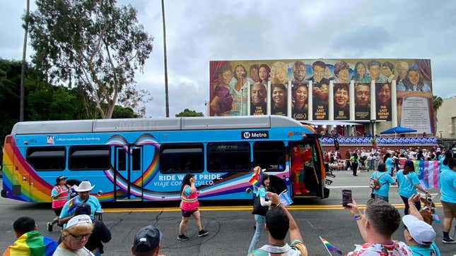 Ein LA-Metro-Bus mit einem Regenbogen und einer Trans-Pride-Flagge, die an der Seite ein Herz bildet