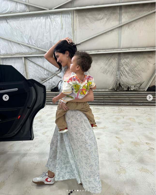 Image for article titled I Believe Timothée Chalamet Gave Kylie Jenner a Hickey