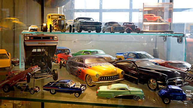 Una foto de una colección de autos de juguete en exhibición. 