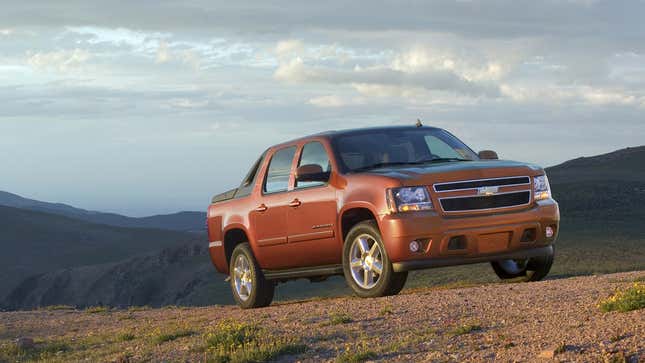 Una foto de una camioneta Chevrolet Avalanche de color naranja. 